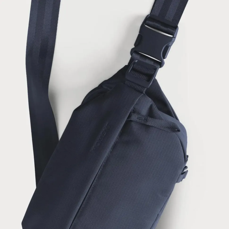 Moment Everything Sling 2L Navy