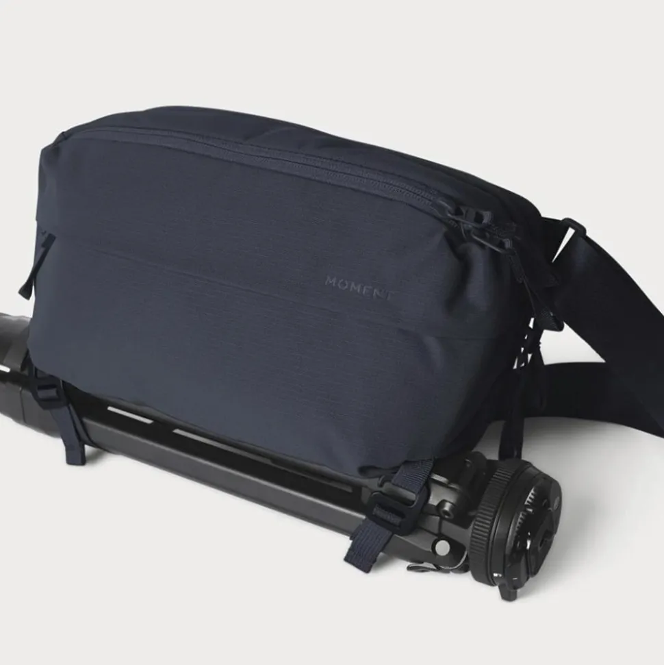 Moment Everything Sling 2L Navy