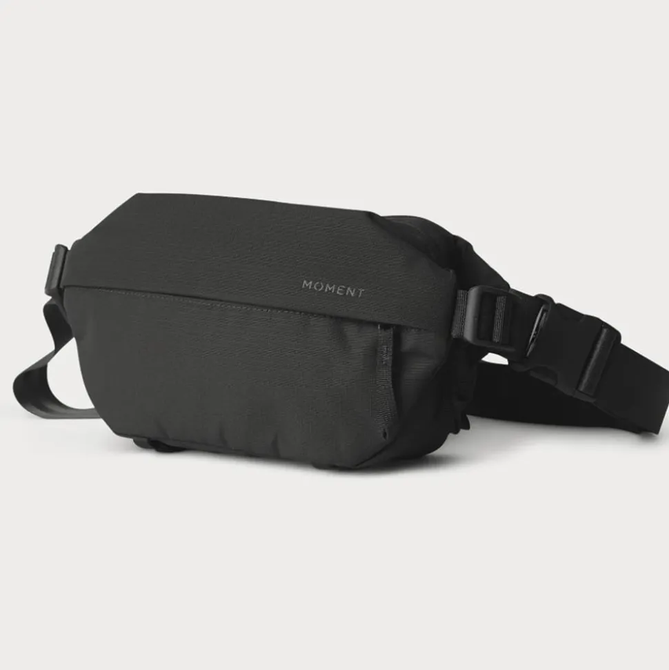 Moment Everything Sling 2L Black
